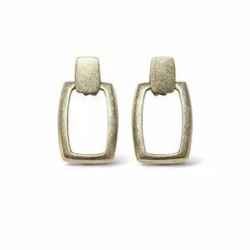 ?? Elegant Gold-Tone Square Clip-On Earrings